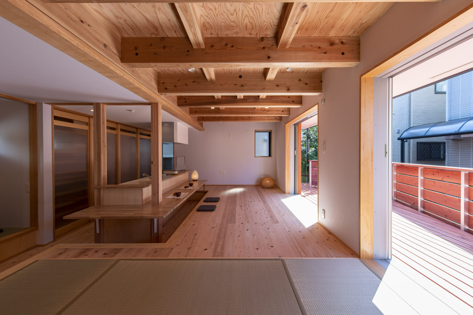 【施工事例】リビング全体が「造作小上がり」。座の暮らしを楽しむ注文住宅『小上がりの家』 | 岡庭建設|東京 西東京市の工務店| 自然素材の木の ...