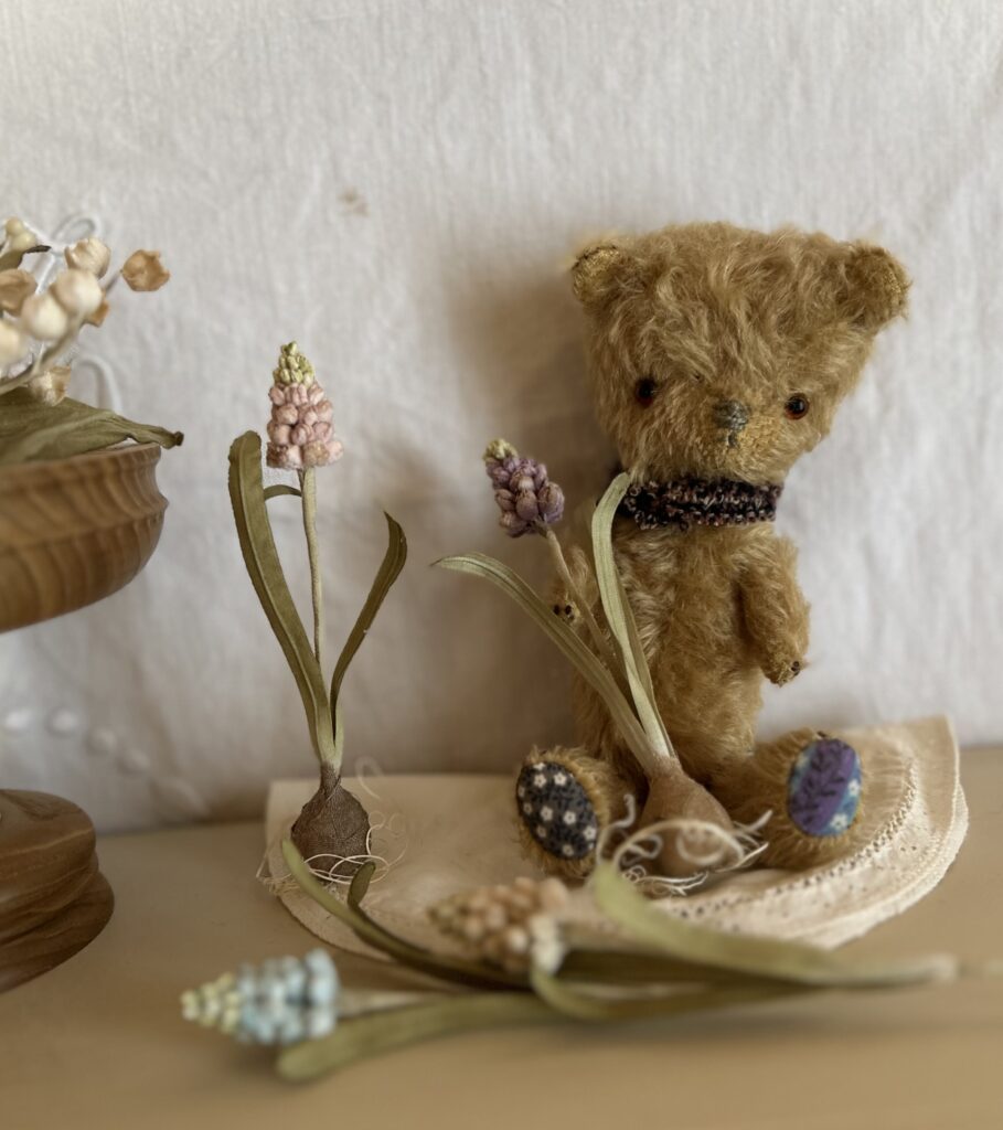 西東京「くらテク ・マルシェ」にて布で球根ムスカリを作るワークショップを行います。"布花とは、コテをあてて、お花を作っていきます。くすみ好き、ナチュラルテイスト、手芸、クラフト、植物がお好きな方におすすめ