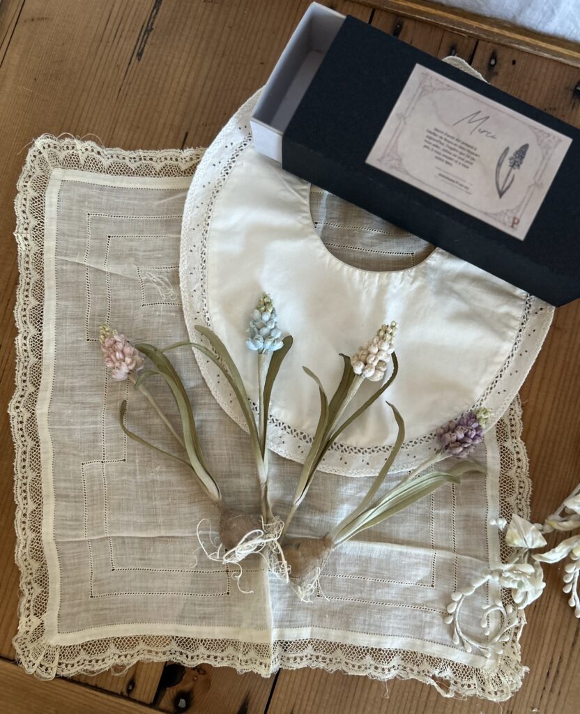 西東京「くらテク ・マルシェ」にて布で球根ムスカリを作るワークショップを行います。"布花とは、コテをあてて、お花を作っていきます。くすみ好き、ナチュラルテイスト、手芸、クラフト、植物がお好きな方におすすめ