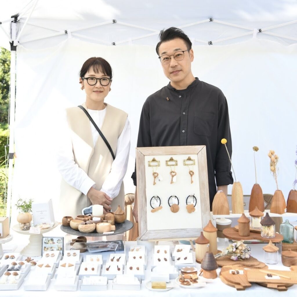 【東京・西東京】山桜の木工ワークショップ|手作りカフェトレーとお茶会の時間(くらテク・マルシェ) 東京・西東京市の「岡庭建設」にて開催される、木工ユニット「mutou」による山桜のカフェトレー製作ワークショップの様子。国産の山桜の天然木を彫刻刀で無心に削り、自分だけの削り跡を刻んでいく。フラット面と削り跡面の、ふたつの表情をあわせ持つトレー。 製作の後には、食用としても知られる安心な「くるみオイル」で仕上げる。 仕上がったばかりの自分だけのトレーとお気に入りの器で、手仕事の余韻に浸る穏やかなお茶会。木の心地よさや、日々の暮らしのこと。穏やかにお話ししながら、自分へのご褒美時間を。初心者でも安心の少人数制。専門講師(mutou)による丁寧なサポート。