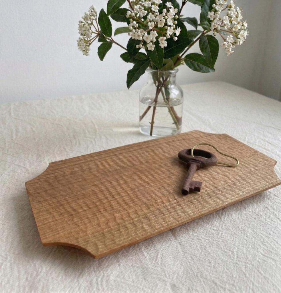 【東京・西東京】山桜の木工ワークショップ|手作りカフェトレーとお茶会の時間(くらテク・マルシェ) 東京・西東京市の「岡庭建設」にて開催される、木工ユニット「mutou」による山桜のカフェトレー製作ワークショップの様子。国産の山桜の天然木を彫刻刀で無心に削り、自分だけの削り跡を刻んでいく。フラット面と削り跡面の、ふたつの表情をあわせ持つトレー。 製作の後には、食用としても知られる安心な「くるみオイル」で仕上げる。 仕上がったばかりの自分だけのトレーとお気に入りの器で、手仕事の余韻に浸る穏やかなお茶会。木の心地よさや、日々の暮らしのこと。穏やかにお話ししながら、自分へのご褒美時間を。初心者でも安心の少人数制。専門講師(mutou)による丁寧なサポート。