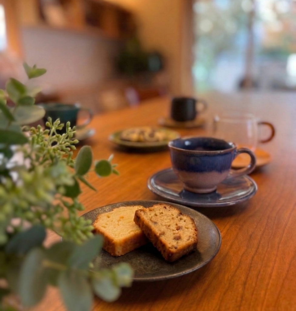 【東京・西東京】山桜の木工ワークショップ|手作りカフェトレーとお茶会の時間(くらテク・マルシェ) 東京・西東京市の「岡庭建設」にて開催される、木工ユニット「mutou」による山桜のカフェトレー製作ワークショップの様子。国産の山桜の天然木を彫刻刀で無心に削り、自分だけの削り跡を刻んでいく。フラット面と削り跡面の、ふたつの表情をあわせ持つトレー。 製作の後には、食用としても知られる安心な「くるみオイル」で仕上げる。 仕上がったばかりの自分だけのトレーとお気に入りの器で、手仕事の余韻に浸る穏やかなお茶会。木の心地よさや、日々の暮らしのこと。穏やかにお話ししながら、自分へのご褒美時間を。初心者でも安心の少人数制。専門講師(mutou)による丁寧なサポート。