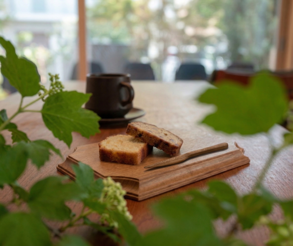 【東京・西東京】山桜の木工ワークショップ|手作りカフェトレーとお茶会の時間(くらテク・マルシェ) 東京・西東京市の「岡庭建設」にて開催される、木工ユニット「mutou」による山桜のカフェトレー製作ワークショップの様子。国産の山桜の天然木を彫刻刀で無心に削り、自分だけの削り跡を刻んでいく。フラット面と削り跡面の、ふたつの表情をあわせ持つトレー。 製作の後には、食用としても知られる安心な「くるみオイル」で仕上げる。 仕上がったばかりの自分だけのトレーとお気に入りの器で、手仕事の余韻に浸る穏やかなお茶会。木の心地よさや、日々の暮らしのこと。穏やかにお話ししながら、自分へのご褒美時間を。初心者でも安心の少人数制。専門講師(mutou)による丁寧なサポート。