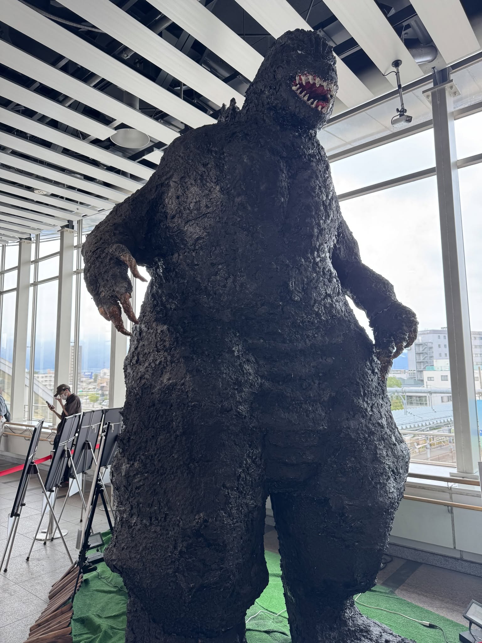 松本駅に現れた巨大ゴジラ像