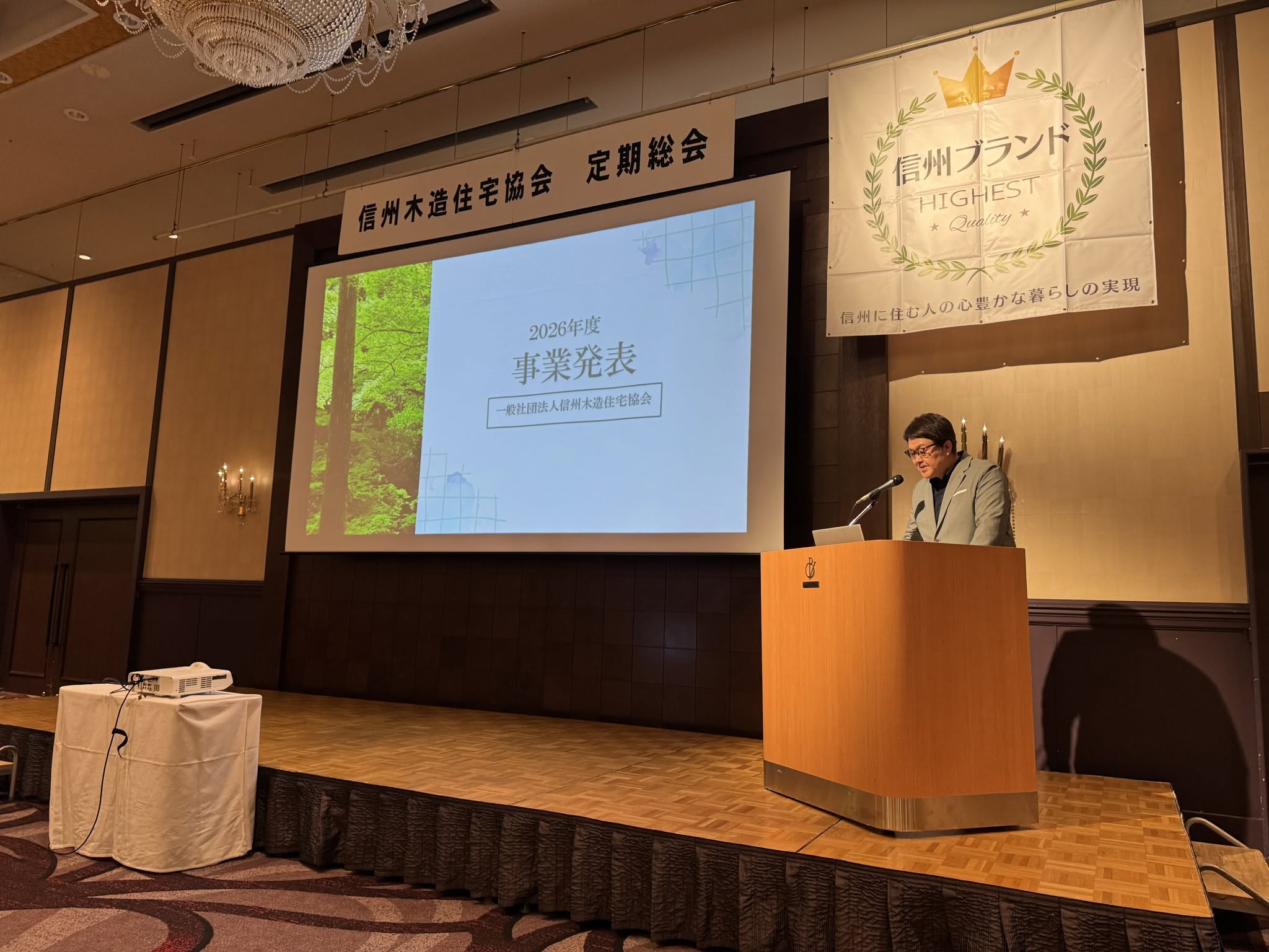登壇して講演する様子
